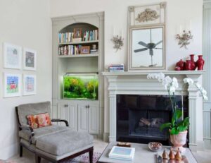 Комната в пастельных тонах с аквариумом