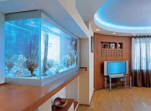 Современный аквариум в гостиной