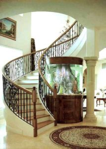 Аквариум в форме цилиндра у винтажной лестницы