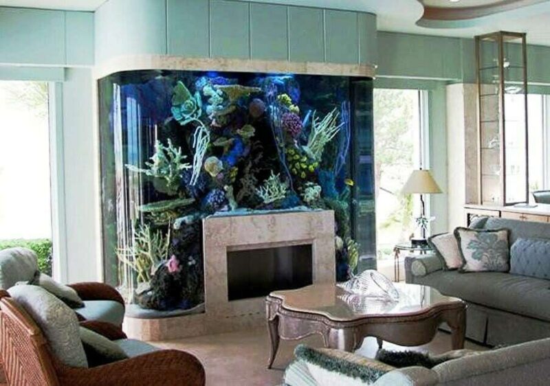 Гостиная с уникальным аквариумом - камином